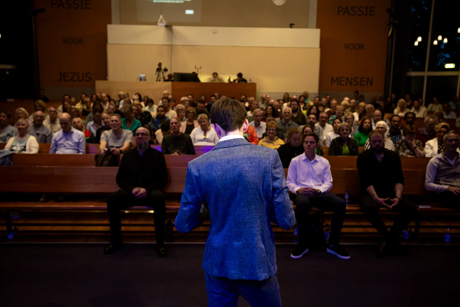 Kerkzaal vol aanhoorders tijdens de Genezingsdienst in Maassluis